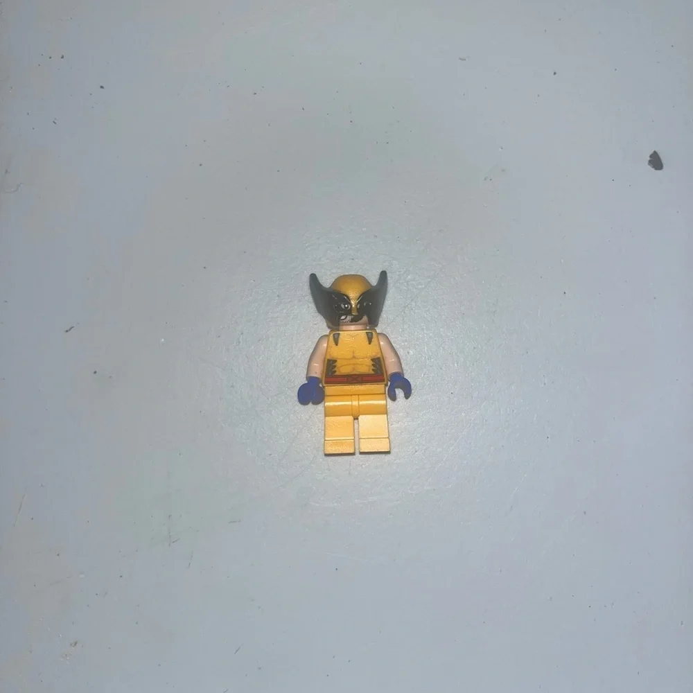 LEGO Marvel Superheroes Wolverine Mask, Blue Hands Minifigure from 76202 - Picture 6 of 6